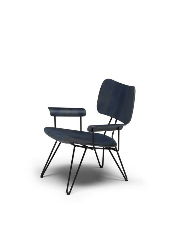 Blauer Overdyed Lounge Chair von Moroso Diesel mit schwarzen Metallbeinen und Armlehnen.